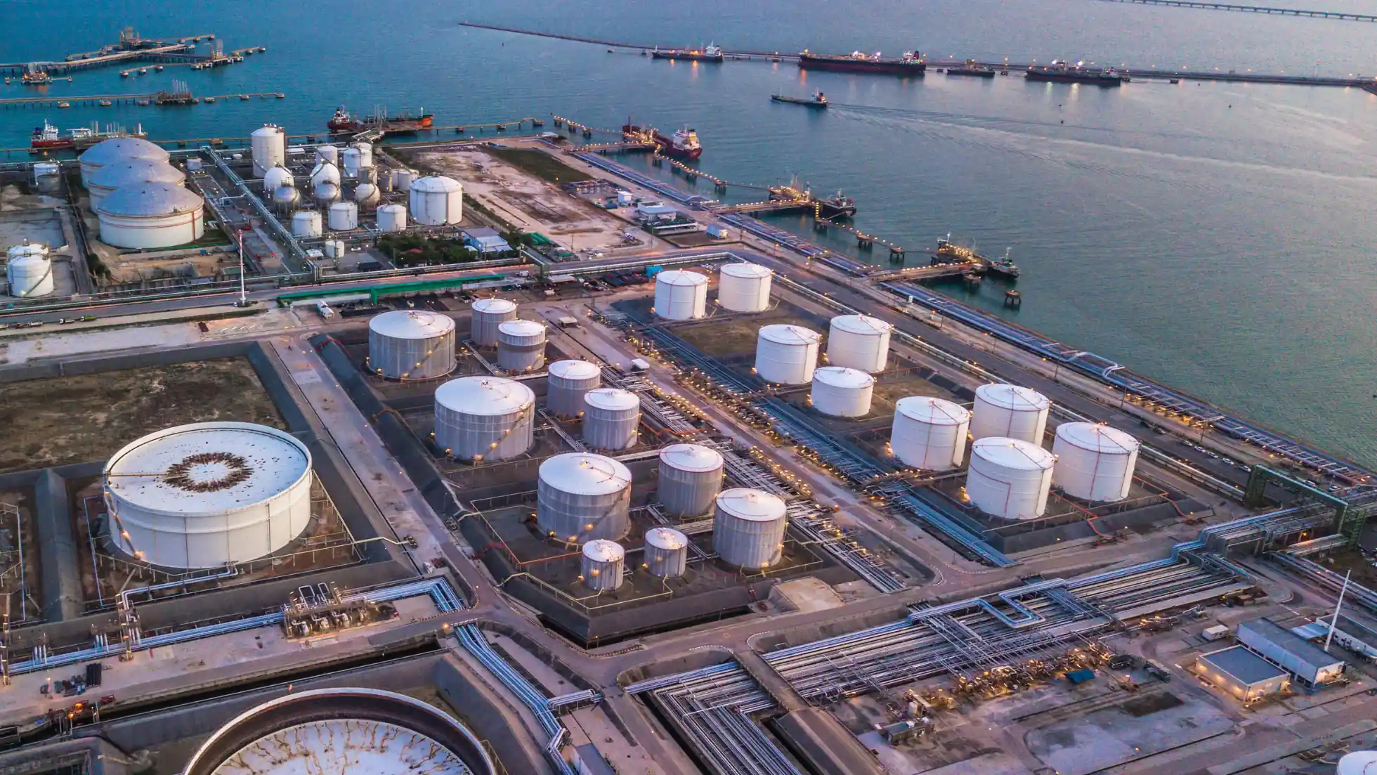 Advantages of Establishing an Oil Trading Business in Dubai - Smart Zones UAE