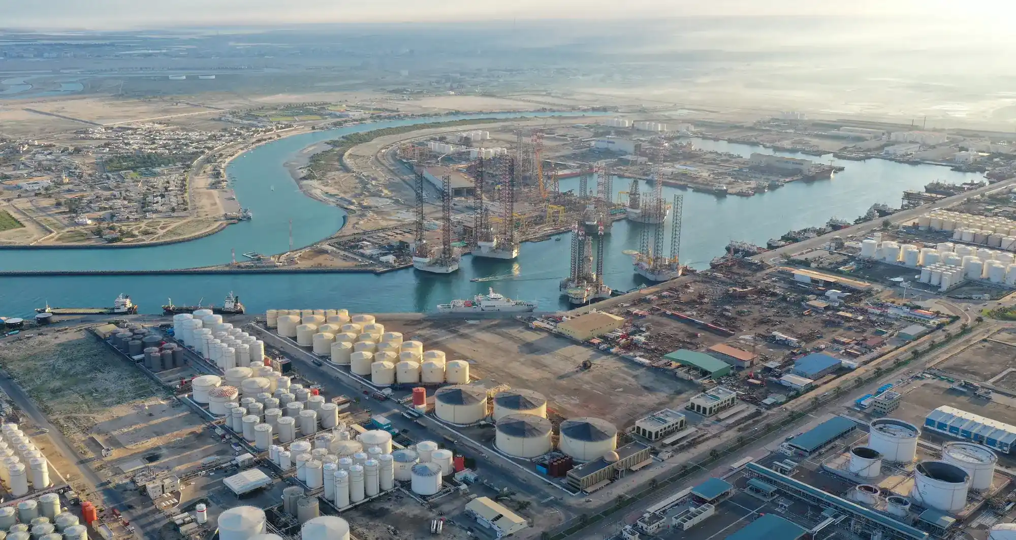 Advantages of Establishing a Company in Hamriyah Free Zone - Smart Zones UAE
